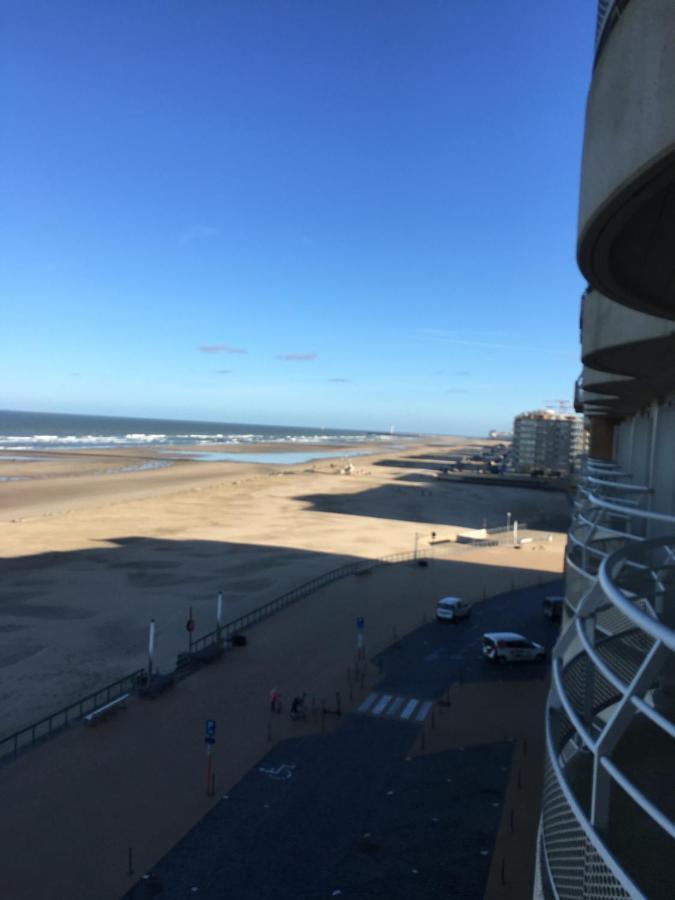 Studio 4 Pers Met Frontaal Zeezicht & Prive Zwembad Oostende Exterior foto